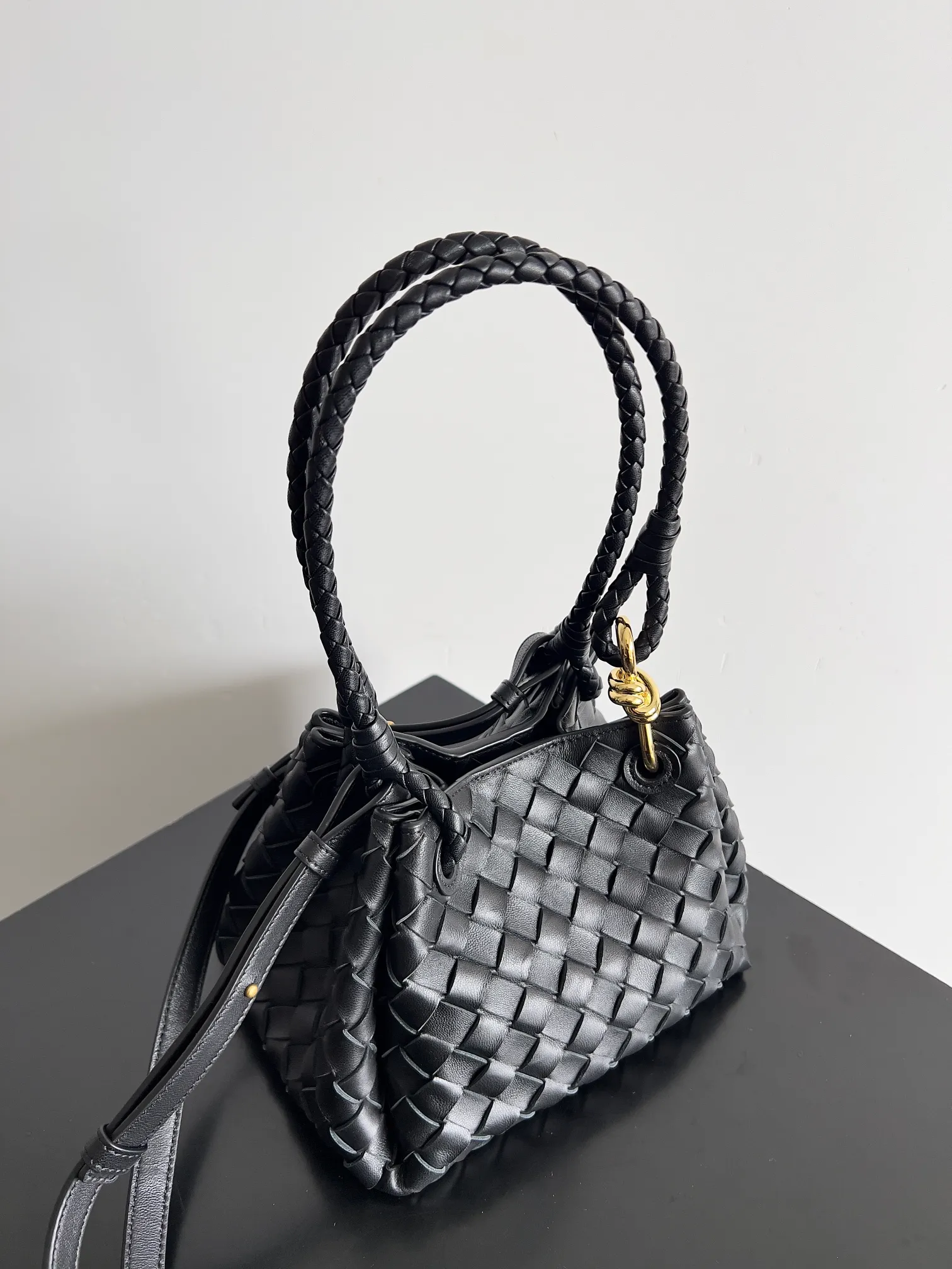 Batch 1760 BV home is new! Andiamo combines the Bottega Veneta archive parachute handbag to inherit retro elements and integrate modern trends. The same style as Shu Qi's in Beijing Night. It is a continuation of the classic bag. It has three functions: hand carry, shoulder and cross-body. It is embellished with metal brass knot buckles. It is small and has an amazing capacity. It can easily hold sunglasses in a box / small bottle of water / powder powder / charger and other daily necessities when going out. The upper body is versatile. Style number: 796569 Size: 21*17*16.5cm